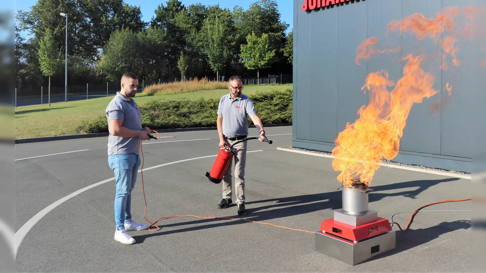  Am 30. September startet die Brandschutzhelfer-Ausbildung der Johanniter im Regionalverband Lippe-Höxter: (V. li.) Trainer Robert Lucht und Ausbildungsleiter Björn Jockwig am Brandsimulator.<br><br>  (Foto: Johanniter Lippe-Höxter)
