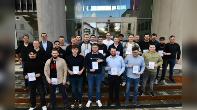 Erfolgreiche Prüflinge sowie Mitglieder des Gesellenprüfungsausschusses. (Foto: privat)