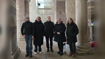 Ernste, aber auch ermutigende Rückschlüsse lässt die aktuelle Salzkampagne zu. Entsprechend zuversichtlich sehen Franziska Tretow (Restauratorin, LWL), Annika Pröbe (Standortleitung Westwerk und Abteikirche Corvey), Pfarrdechant Dr. Hans-Bernd Krismanek, Dr. Judit Zöldföldi (Materialprüfungsanstalt der Uni Stuttgart) und Karen Keller (restauratorische Fachbauleitung Westwerk und Abteikirche) den anstehenden konservatorischen Maßnahmen entgegen (Foto: Kirchengemeinde Corvey)