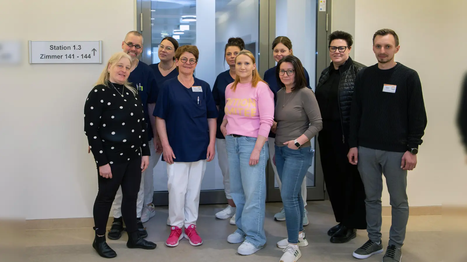 Mit der Lernstation am St. Rochus Krankenhaus in Steinheim stärkt die KHWE die praktische Pflegeausbildung. Pflegedienstleiter Wladimir Kisselev (rechts) und Stefanie Schoppe, Leitung des Bildungszentrums Weser-Egge (2. von rechts), begleiten das neue Konzept, das Theorie und Praxis noch enger miteinander verbindet. (Foto: KHWE)