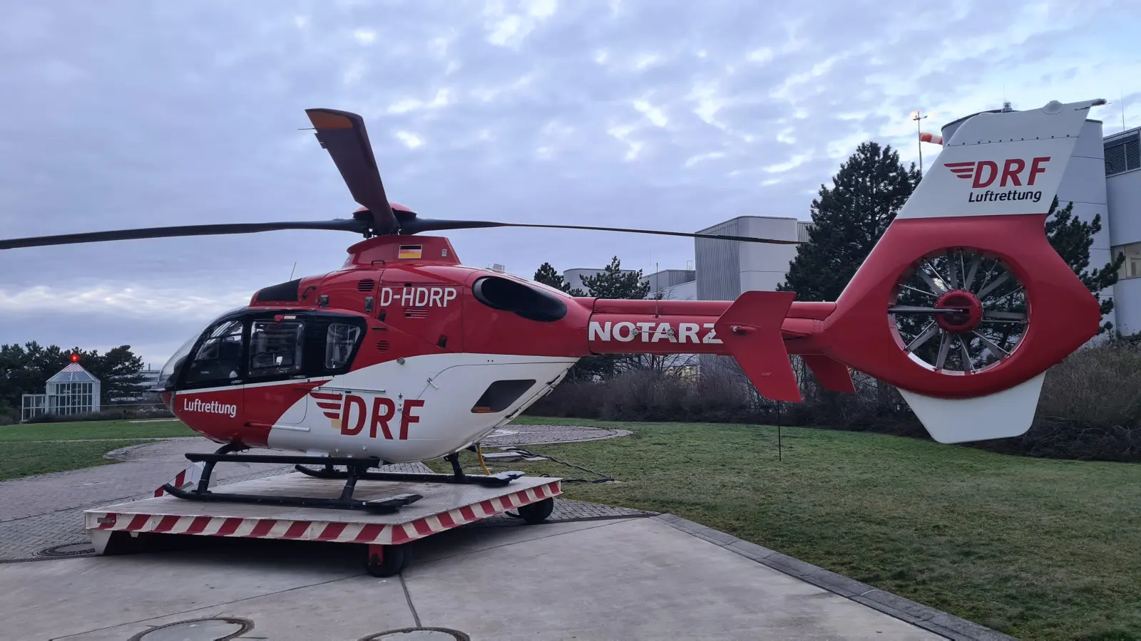 Der Verletzte wurde mit dem Rettungshubschrauber in eine Spezialklinik geflogen.  (Foto: Peter Vössing )
