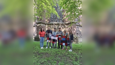 Bei der Deckenübergabe (v.l.): Carolin Schnückel (youngcaritas, verortet beim Sozialdienst katholischer Frauen), Thomas Redeker (Schulsozialarbeit Theresia-Gerhardinger-Berufskolleg), Emre Ciftci und Aras Yilmaz (Schüler Theresia-Gerhardinger-Berufskolleg), Gerlind Kröger, Tamara Ernst (Leitung Frauen- und Kinderschutzhaus). (Foto: privat)