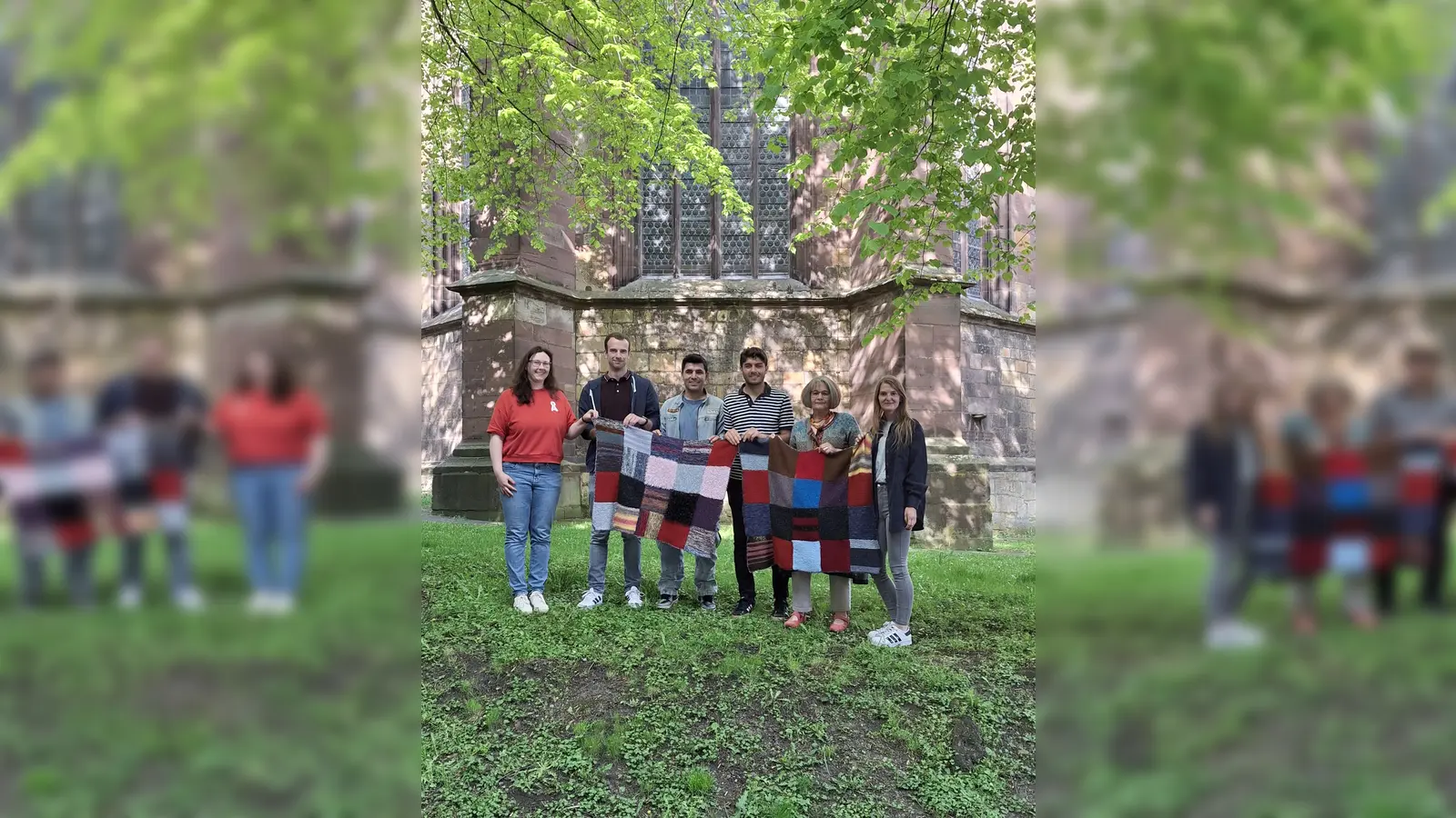 Bei der Deckenübergabe (v.l.): Carolin Schnückel (youngcaritas, verortet beim Sozialdienst katholischer Frauen), Thomas Redeker (Schulsozialarbeit Theresia-Gerhardinger-Berufskolleg), Emre Ciftci und Aras Yilmaz (Schüler Theresia-Gerhardinger-Berufskolleg), Gerlind Kröger, Tamara Ernst (Leitung Frauen- und Kinderschutzhaus). (Foto: privat)