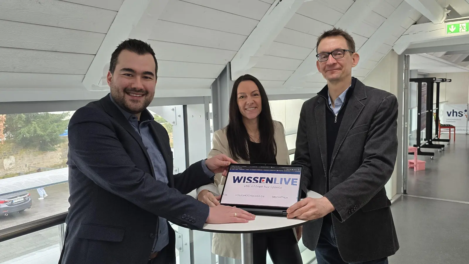 V.l.: Dr. Alexander Akel (Leiter VHS Diemel-Egge-Weser), Janine Brigant-Loke (Leiterin VHS-ZV Bad Driburg, Brakel, Nieheim, Steinheim) und Mario Hildebrandt (Leiter VHS-Höxter-Marienmünster). (Foto: privat)