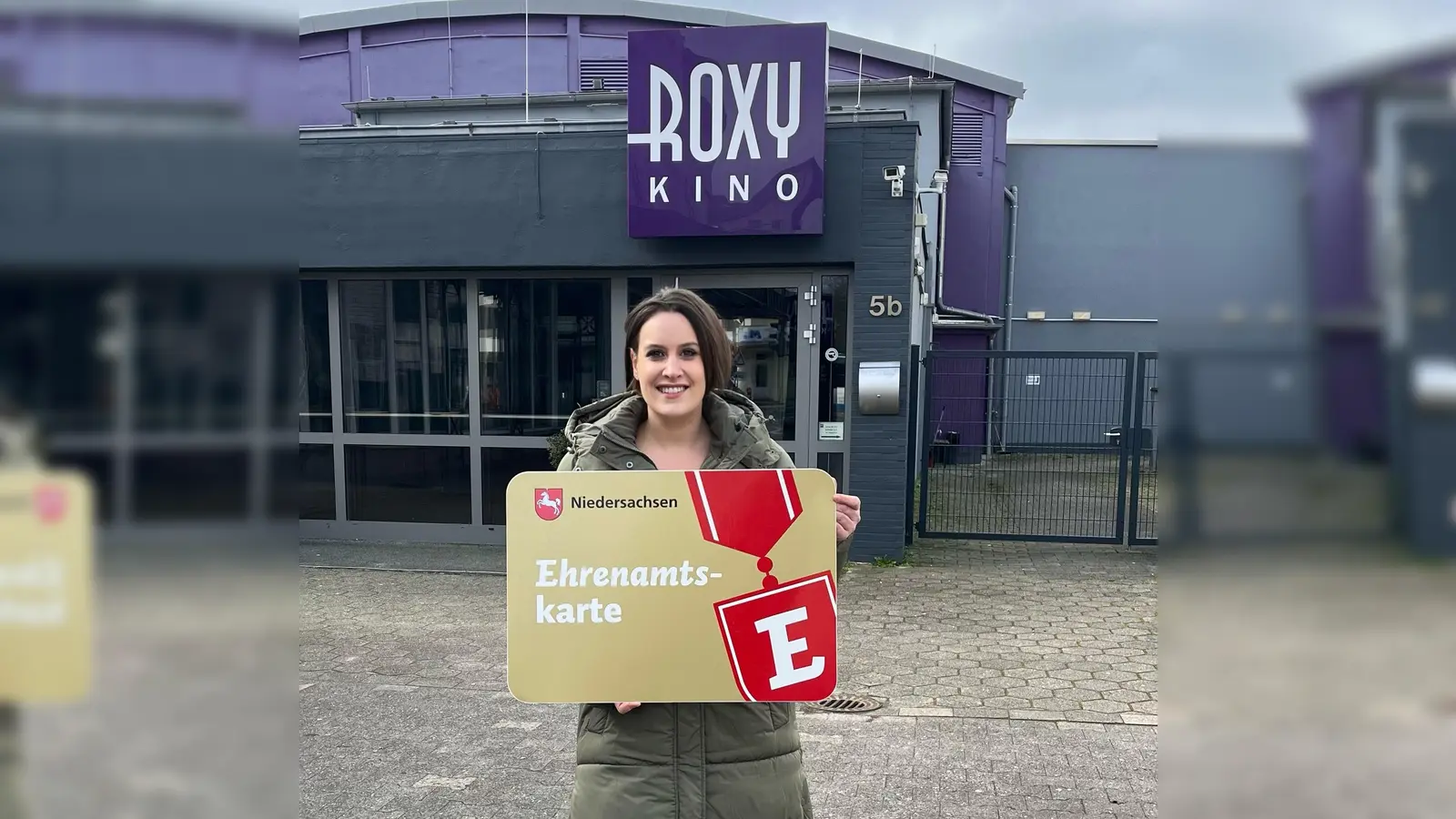 Anja Kurth vor dem neuen Werbespot. (Foto: Landkreis Holzminden)