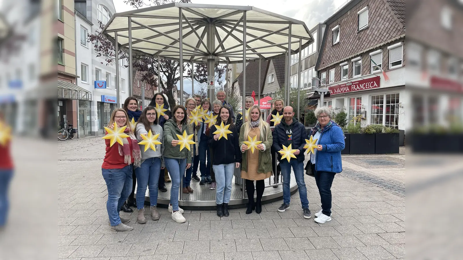 Mitarbeiter und Vorstand des Kinderschutzbund Holzminden und Team Stadtmarketing Holzminden präsentieren die Weihnachtssterne, welche die Wünsche der Kinder tragen. (Foto: Stadtmarketing Holzminden GmbH)