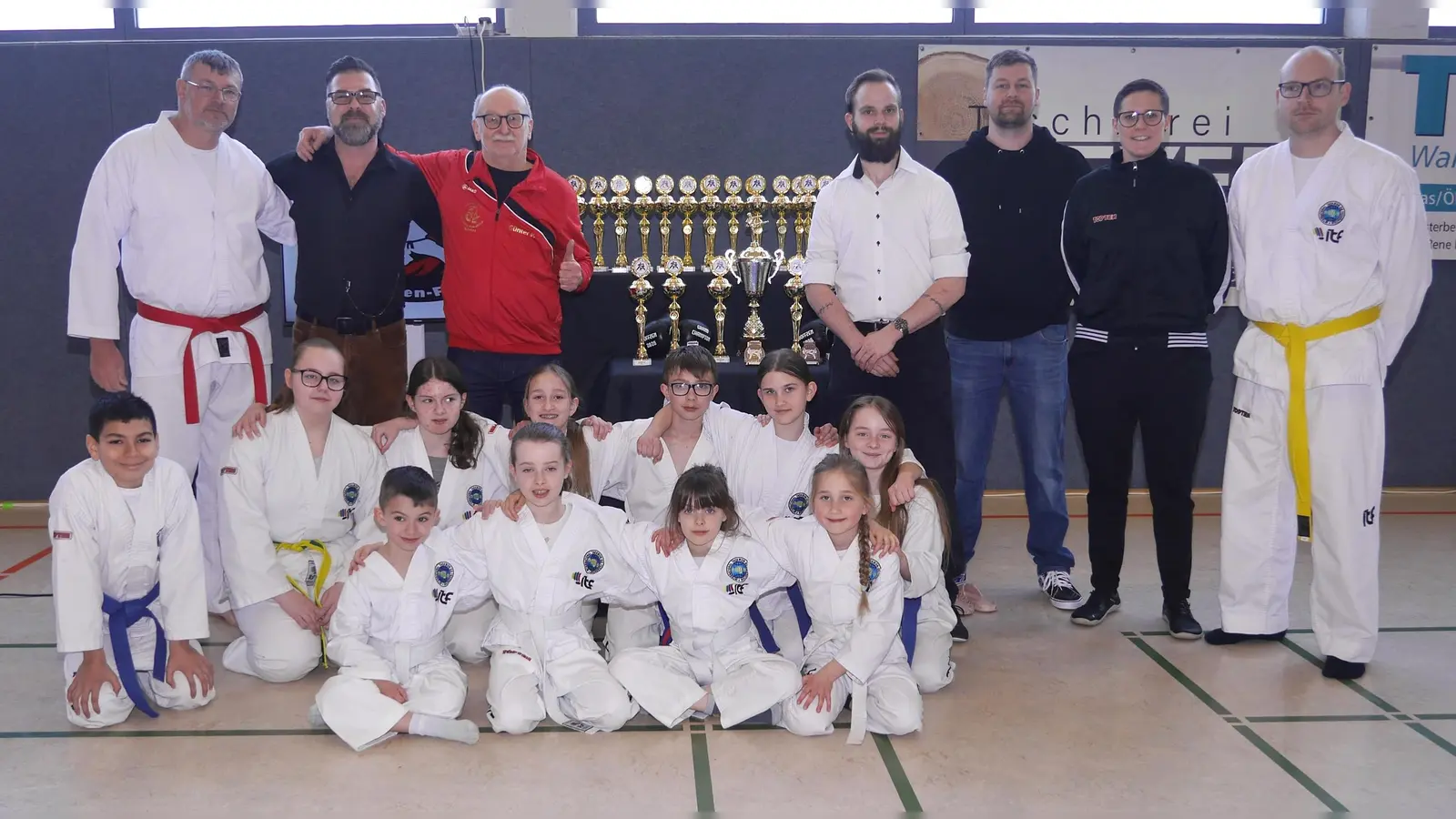 Starteten bei den Offenen Weserberglandmeisterschaften teilweise zum ersten Mal bei einem Turnier (vorne von links): Henri Bergmann, Cosima Knop, Kaja Knop und Charlotte Eckert. Dahinter (von links) Yusuf Cizme, Stella-Maxine Strieder, Lucy Bost, Isabella Malena, Janneck Weyer, Marina Eckert und Kira Bost. Stehend (von links): Trainer Stefan Laufenburg, Moderator Marc Witthandt, die Trainer Günter Potthast, Magnus Heisler, Rene Kalenberg und Natalie Wiesner sowie Hendrik Beverungen. (Foto: MTV Boffzen)