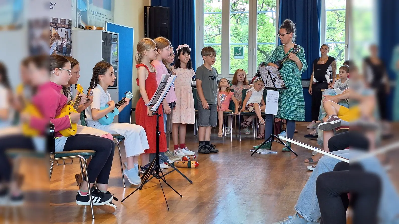 Mit Begeisterung auf der Bühne: Der JeKits-Chor und die Ukulelen-Gruppe der Schule am Nicolaitor erzählen musikalisch die Geschichte von rasenden Affen. (Foto: Stadt Höxter)