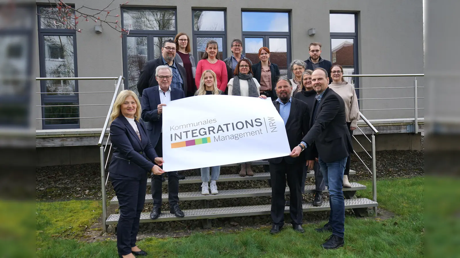 Füllen das Integrationsmanagement im Kreis Höxter mit Leben: Beim Besuch von Dr. Stefan Buchholt (vorne, 2.v.r.) vom NRW-Ministerium für Kinder, Jugend, Familie, Gleichstellung, Flucht und Integration haben Kreisdirektor Klaus Schumacher (vorne, 2. v.l.), Dominic Gehle (r., Leiter der Abteilung Bildung und Integration), Filiz Elüstü, (l., Leiterin des Kommunalen Integrationszentrums) gemeinsam mit den Case-Managerinnen und -Managern Thomas Küster (Nieheim/Marienmünster), Bernarda Hülsmann (Bad Driburg), Ulrike Czorny (Steinheim), Andzelika Kassan (Borgentreich), Mariona Benzait (Brakel), Corinna Smarsly (Brakel), (Koordination KIM), Stephanie Flake (Steinheim), Sabrina Schwalm (Beverungen) und Benjamin Bachmann (Warburg) sowie den Projektkoordinatorinnen Viktoria Kutzbach und Theresa Waßmuth über ihre Arbeit gesprochen. Auf dem Foto fehlt Irina Bucuci (Case Management Höxter). (Foto: Kreis Höxter)