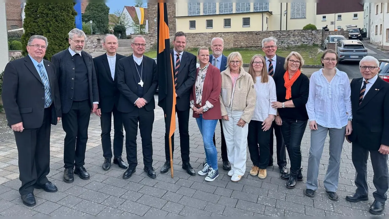 Gruppenfoto vor der Generalversammlung der Kolpingsfamilie Natzungen (v.l.): Ehrenvorsitzender Josef Böhner, Pastoralverbundsleiter Pfarrer Bernd Götze, Kolpingpräses Pastor Ullrich Birkner, Weihbischof Josef Holtkotte und die Vorstandsmitglieder Martin Böhner, Johanna Bornmann, Dr. Elmar Wilhelms, Ingrid Aufenanger, Heike Tewes, August Wilhelms, Mathilde Wilhelms, Melanie Dierkes und Karl Jochheim. (Foto: Kolpingsfamilie Natzungen / privat)