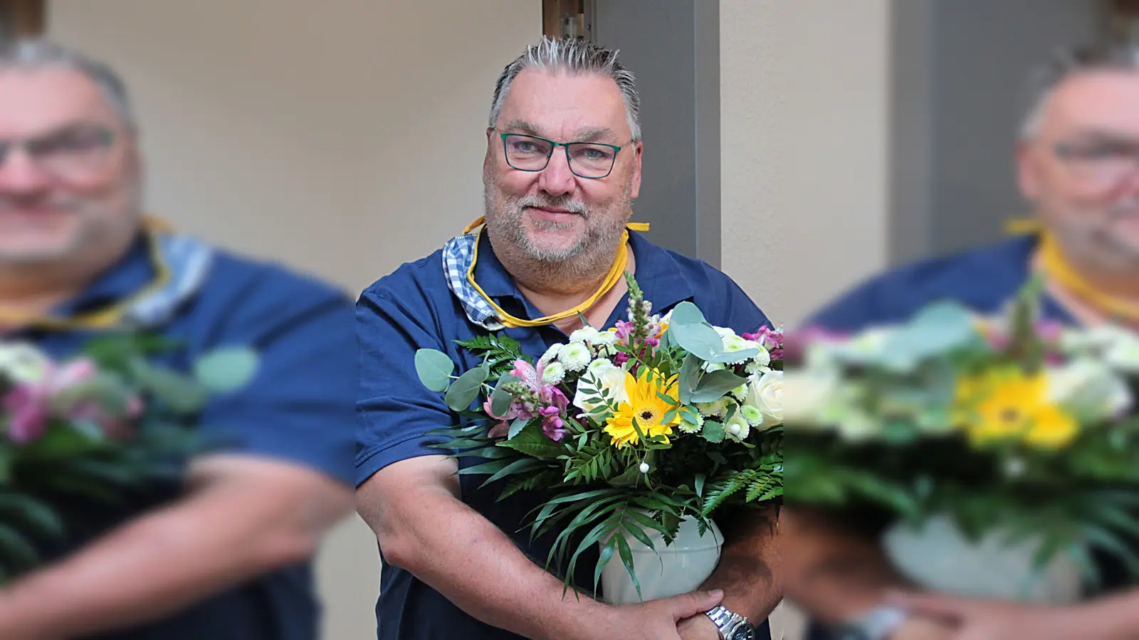 Blumen zum Jubiläum: Lutz Beinsen ist seit 25 Jahren in der Personalabteilung des Albert-Schweitzer-Familienwerk e.V. tätig. (Foto: Foto: Albert-Schweitzer-Familienwerk)