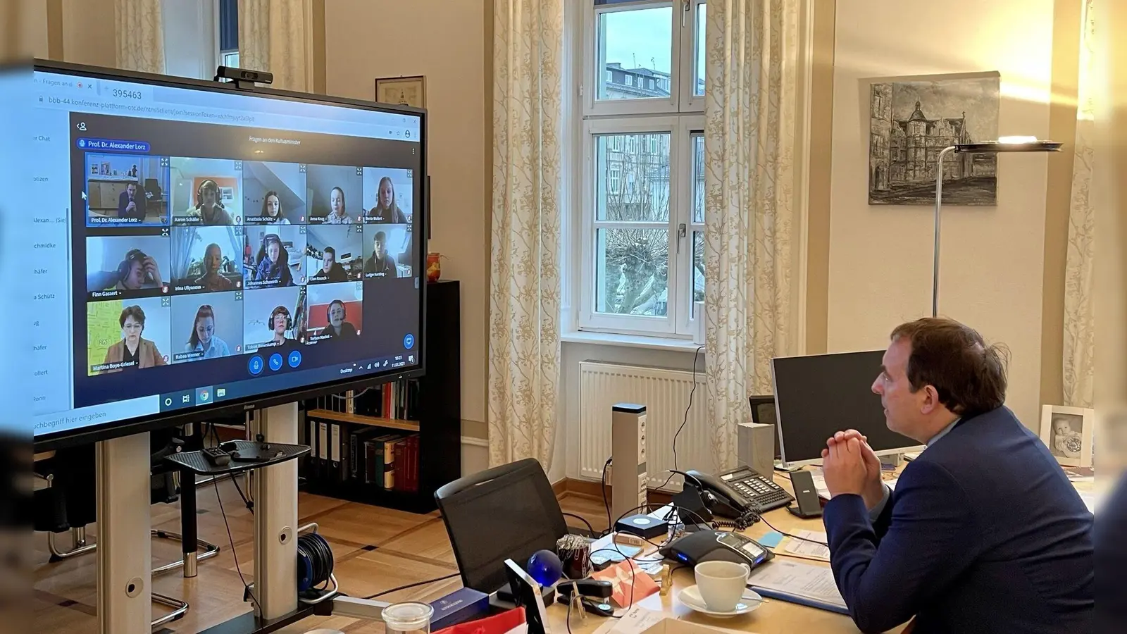 Prof. Dr. Alexander Lorz stellte sich den Fragen der Schüler. (Foto: Foto: HKM)