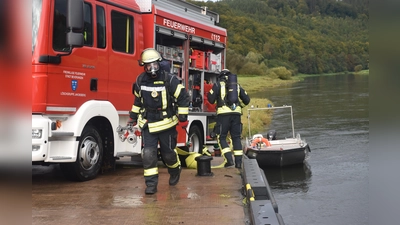 Der Angriffstrupp ist mit Sauerstoffflasche ausgerüstet und beginnt, das brennende Schiff zu löschen.  (Foto: Barbara Siebrecht)