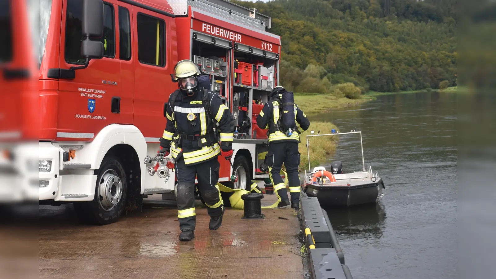 Der Angriffstrupp ist mit Sauerstoffflasche ausgerüstet und beginnt, das brennende Schiff zu löschen.  (Foto: Barbara Siebrecht)