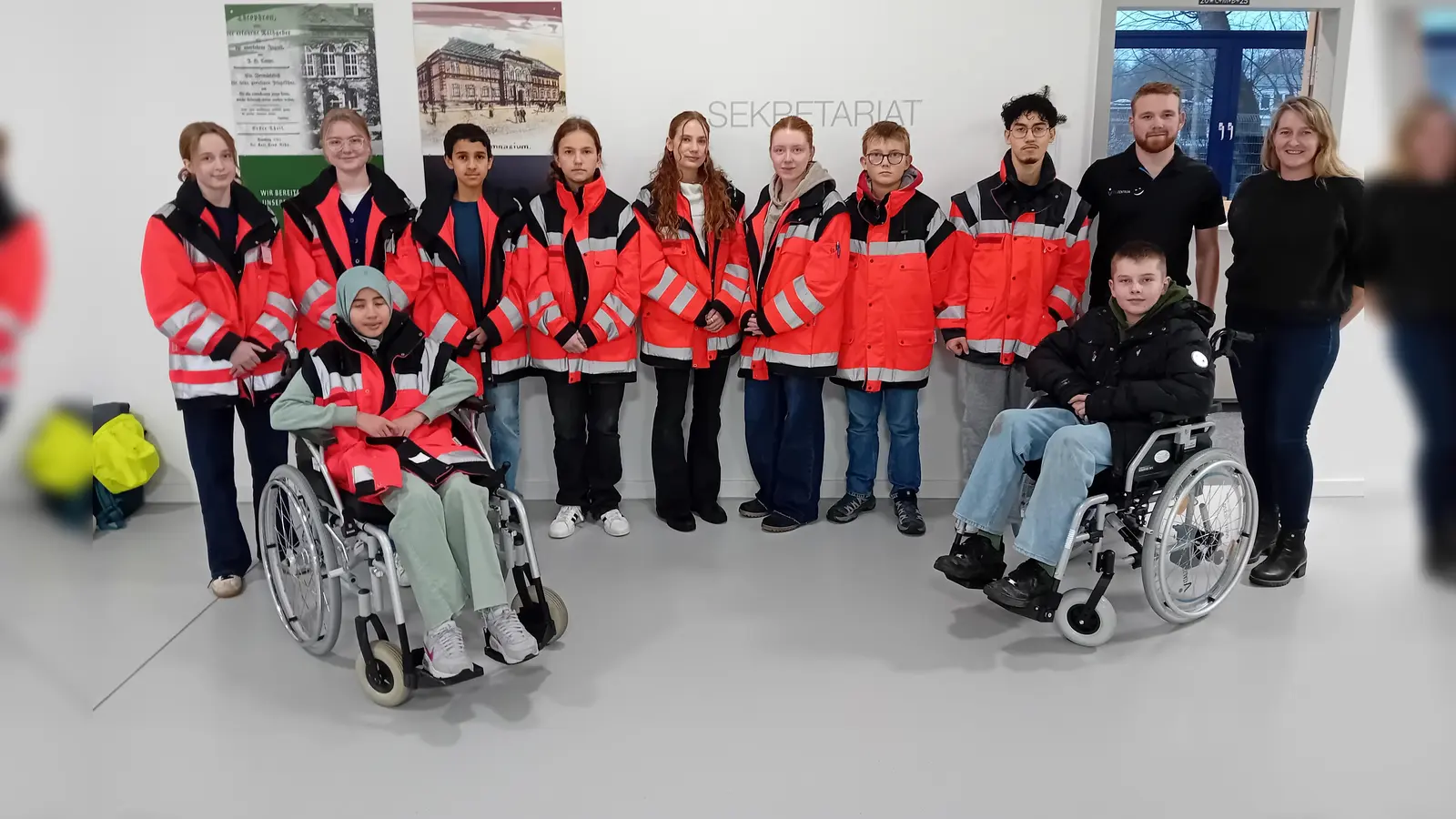 Schülerinnen und Schüler des Schulsanitätsdienstes und Jennifer Heller mit ihrem Sohn Johann sowie Alexander Rolf vom Vitalzentrum Kühlmuss und Grabbe. (Foto: privat)