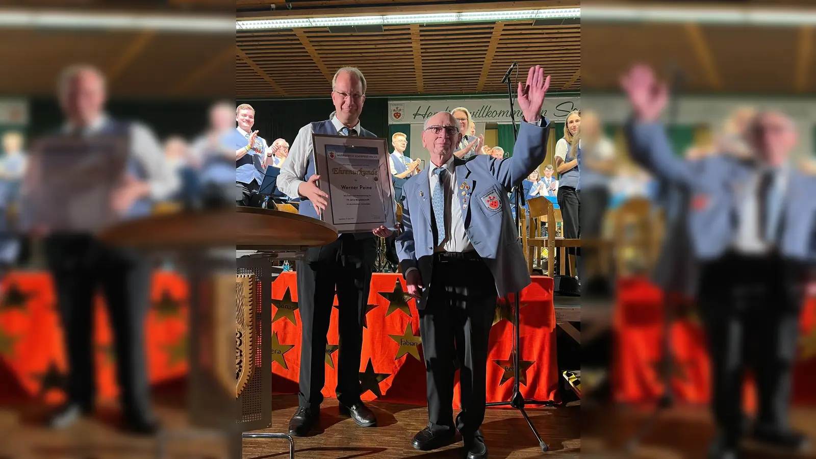 Übergabe der Ehrenurkunde an Werner Peine. (Foto: privat)