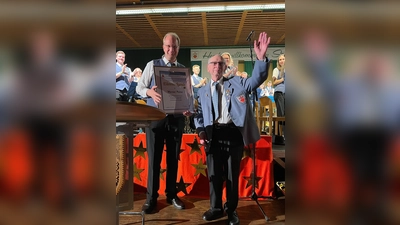 Übergabe der Ehrenurkunde an Werner Peine. (Foto: privat)