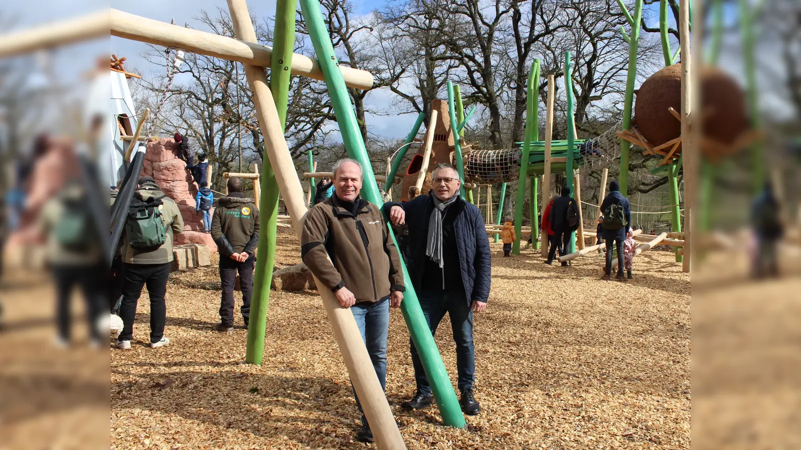 (V.l.) Betriebsleiter Uwe Pietsch und Landrat Andreas Siebert eröffneten den Spielplatz Adlerhorst. (Foto: Inge Seidenstücker)