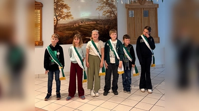 Das neue Kinderkönigspaar Laura Scholle und Franz Julius Oebbeke mit den Hofstaatpaaren Ida Werneke und Lias Schiller sowie Thea Rohde und Louis Wiechers. (Foto: privat)