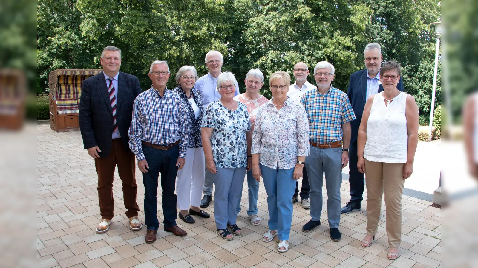 Die Christliche Krankenhaushilfe feiert in diesem Jahr bereits ihr 20-jähriges Bestehen (v.l.): KHWE-Geschäftsführer Christian Jostes, Günter Husemann, Hedwig Dreher, Pastor Uwe Wischkony, Monika Gemke, Resi Vogelsang, Christel Tracht, Falk Orban (Standortleiter St. Rochus Krankenhaus), Patientenfürsprecher Bernd Bartels-Trautmann, Pflegedirektor Christian Bargatzky, Bernadette Linhoff (Einrichtungsleitung St. Rochus Seniorenhaus). (Foto: KHWE)