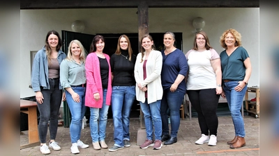 Fröhliches Kita-Team im Jubiläumjahr: Julia Kooymans, Christina Niemann aus dem Elternbeirat, Kita-Leiterin Ingeborg Altmann, Nicole Düker, Denise Hülkenberg, Yvonne Dickmann, Linda Rüsing und Petra Bergmann, die von Beginn an dabei ist. Erzieherin Sylvia Franke fehlt auf dem Bild. (Foto: Christian Schlichter)