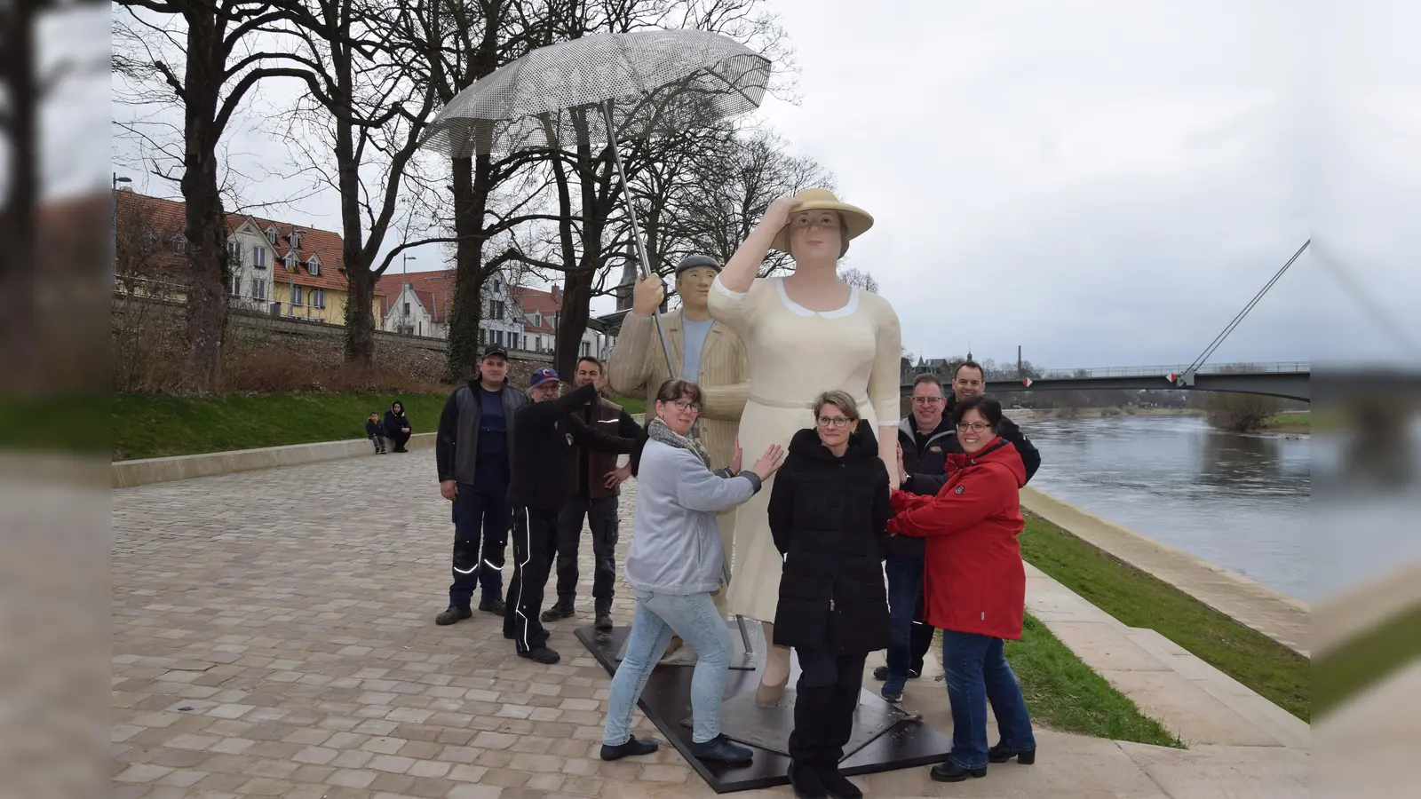 Fassen alle tüchtig mit an beim Ausrichten und Feinjustieren des Berliner Paares: Claudia Koch (vorn rechts) und Künstlerin Laura Lechner (vorn) ebenso wie das Aufbau-Team sowie die beiden Kunstfreunde Ralf und Nicole Schulze. (Foto: Marc Otto)