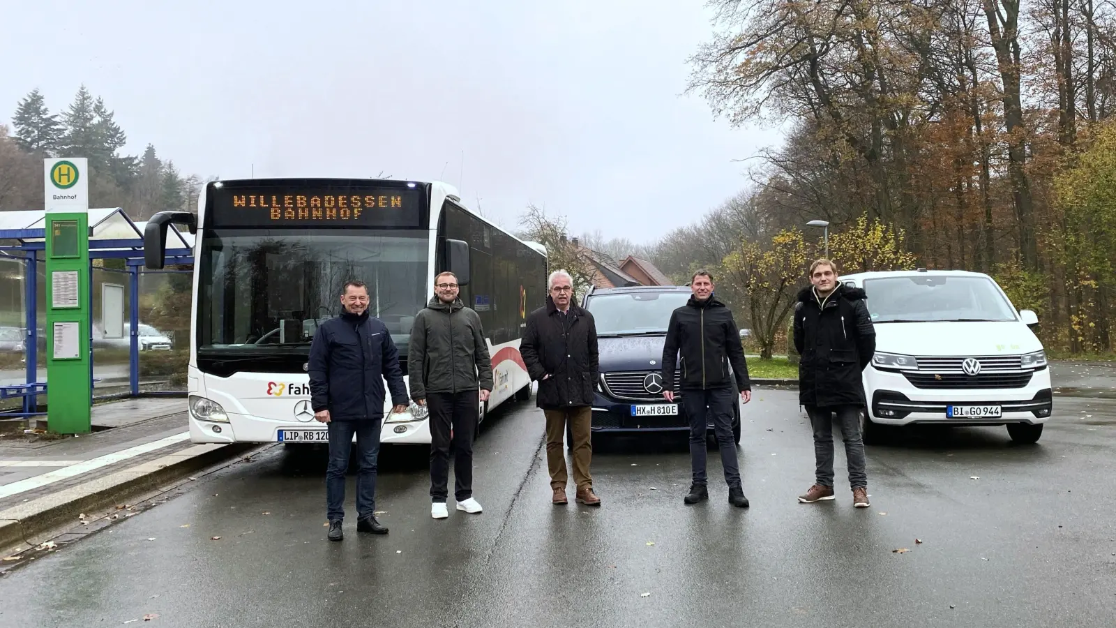  Freuen sich über die positive Entwicklung des ALF-Verkehrs in Willebadessen (v.l.): Marcus Klugmann (nph-Geschäftsführer), Pascal Wollnitza (nph-Verkehrsplaner), Norbert Hofnagel (Bürgermeister der Stadt Willebadessen), Falk Witthuhn (go.on – Gesellschaft für Bus- und Schienenverkehr mbH) und Marc Heinemann (Heinemann Personenbeförderung).  (Foto: nph)