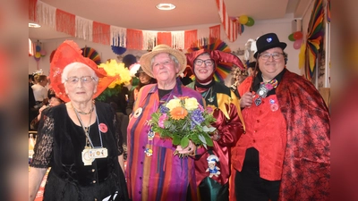 Hannelore Hering erhielt für 60 Jahre Alte Garde einen Blumenstrauß von Präsidentin Paula Jochheim und Till Eulenspiegel (Barbara Hartmann) bei Empfang im Rathaus durch den Stellvertreter des erkrankten Bürgermeisters, Ludger Ernst.  (Foto: Barbara Siebrecht)