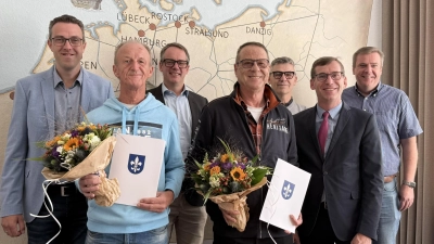 Mit den besten Wünschen: Franz Trachternach und Berthold Gust (vorne von links) wurden von (hinten von links) Andreas Niggemeyer (erster Beigeordneter Stadt Warburg und Verwaltungsratsvorsitzender des KUW), Leander Sasse (Geschäftsführer Kommunalunternehmen Stadt Warburg), Rüdiger Wiemers (Fachbereichsleitung zentrale Dienste), Bürgermeister Tobias Scherf und Thorsten Müller (Personalrat Kommunalunternehmen Warburg) in ihren verdienten Ruhestand verabschiedet. (Foto: Stadt Warburg)