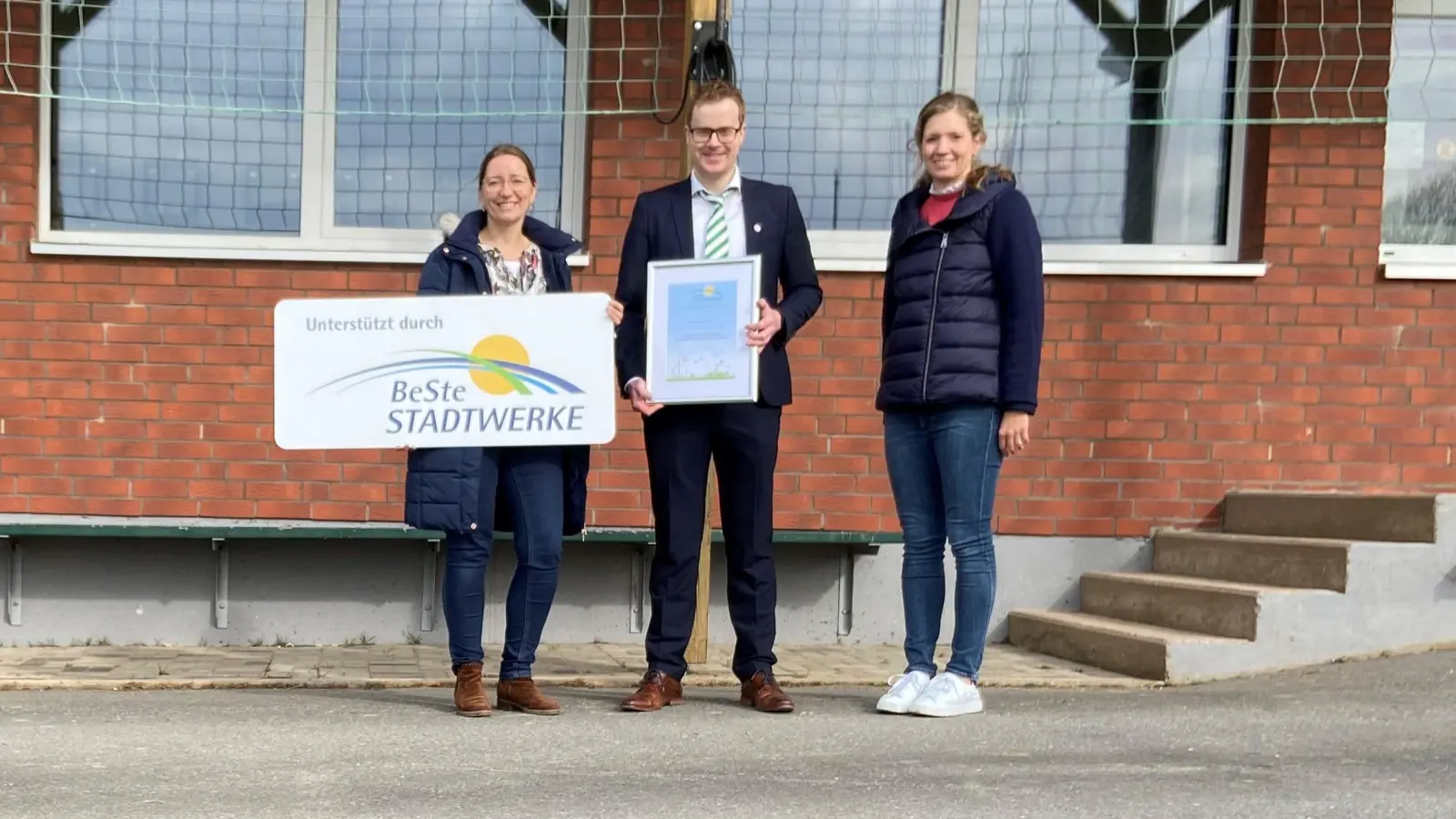 V.r.: Julia Franzmann (BeSte Stadtwerke), Michael Lüke (Schatzmeister des TuS Erkeln 1910 e. V.) und Nicole Ulbrich (BeSte Stadtwerke). (Foto: privat)