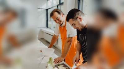 Spaß beim Kochen in der KVHS: Willi Wittkopp, Engagementlotse aus dem Aktionteam-Ehrenamt des ZEE und Nunzio Ippolito, ebenfalls ehrenamtlich engagiert. (Foto: ZEE)