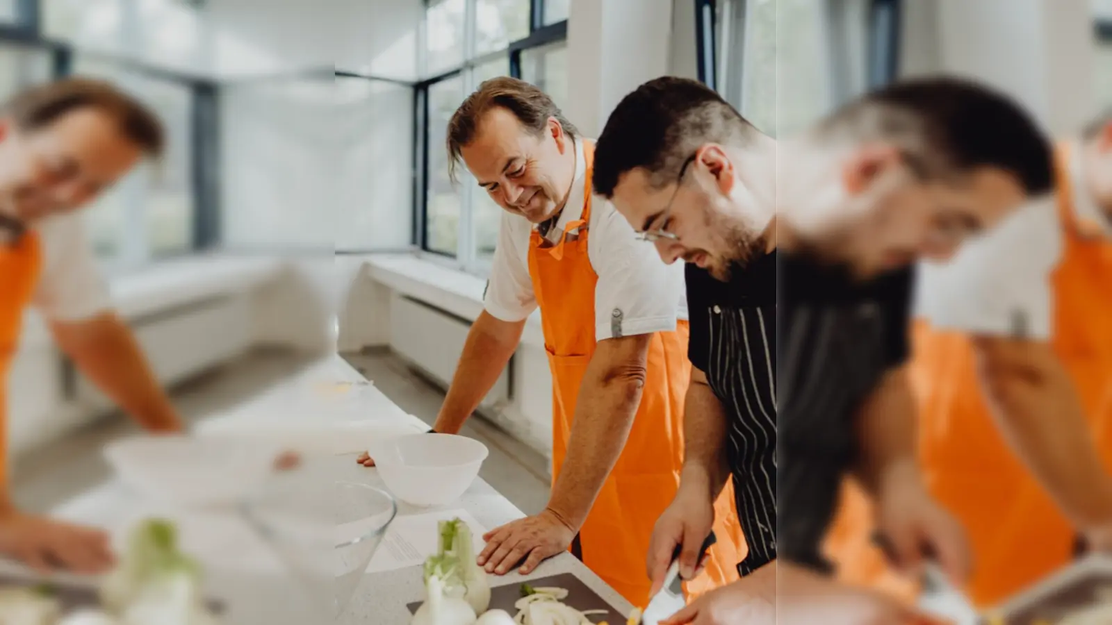 Spaß beim Kochen in der KVHS: Willi Wittkopp, Engagementlotse aus dem Aktionteam-Ehrenamt des ZEE und Nunzio Ippolito, ebenfalls ehrenamtlich engagiert. (Foto: ZEE)