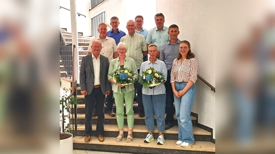 Bürgermeister Hubertus Grimm, und die Mitarbeitenden Sigrid Koch-Behler, Karoline Gieseler, Katharina Gauding, (Mitte) Rainer Wohlfahrt, Martin Werner, Christoph Even (und hinten) Frank Matthias, Stefan Gördemann, und Frank Filmar<br> (Foto: Stadt Beverungen)