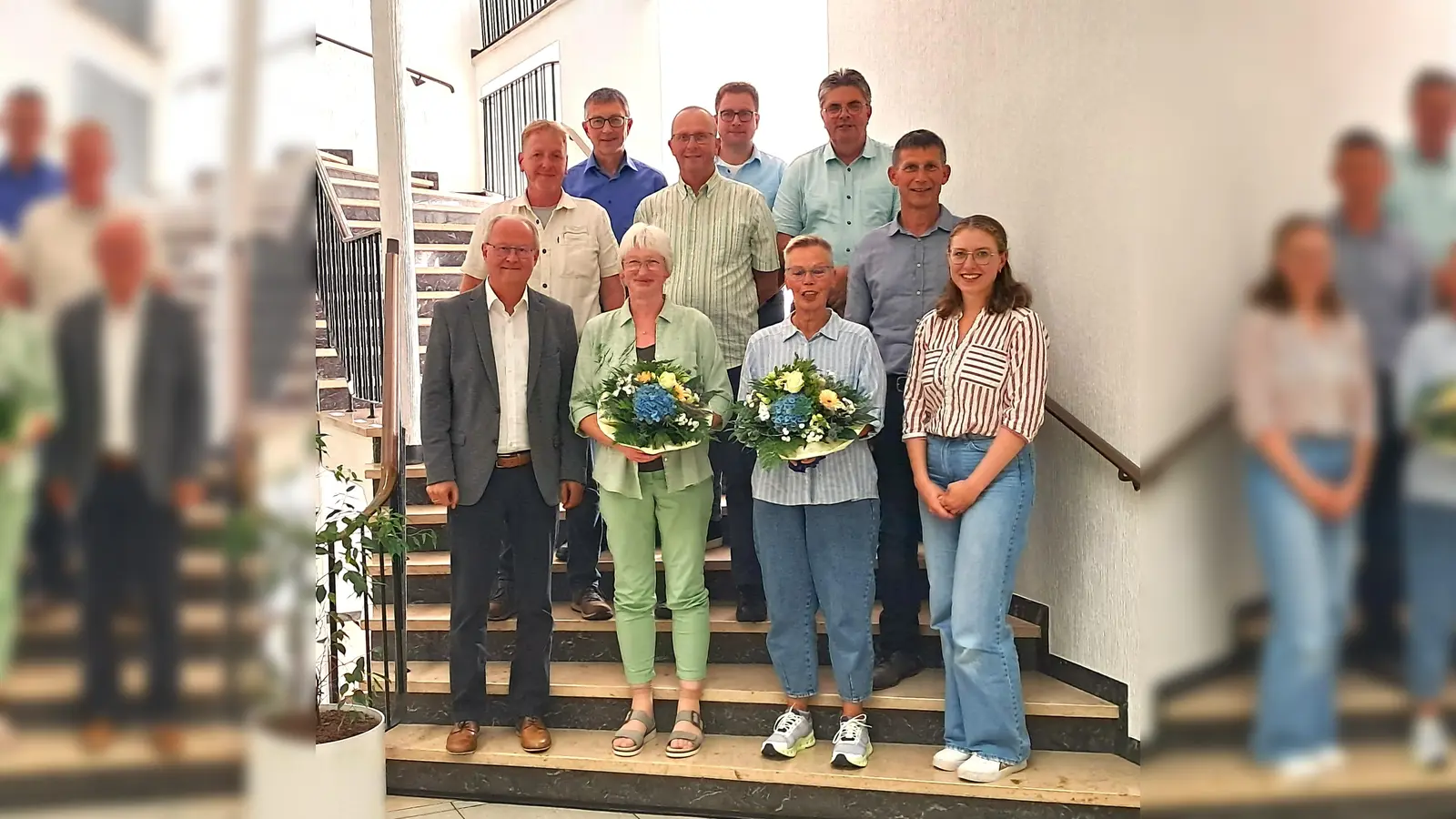 Bürgermeister Hubertus Grimm, und die Mitarbeitenden Sigrid Koch-Behler, Karoline Gieseler, Katharina Gauding, (Mitte) Rainer Wohlfahrt, Martin Werner, Christoph Even (und hinten) Frank Matthias, Stefan Gördemann, und Frank Filmar<br> (Foto: Stadt Beverungen)