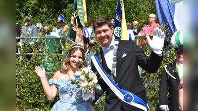 Das Dalhauser Schützenkönigspaar Simon Sonntag und seine Königin Marie Braunschweig vor der Ehrentribüne beim Festakt.  (Foto: Barbara Siebrecht)