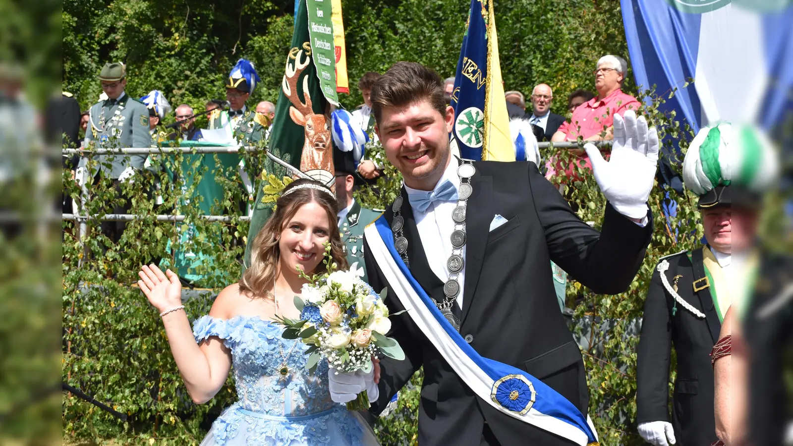 Das Dalhauser Schützenkönigspaar Simon Sonntag und seine Königin Marie Braunschweig vor der Ehrentribüne beim Festakt.  (Foto: Barbara Siebrecht)