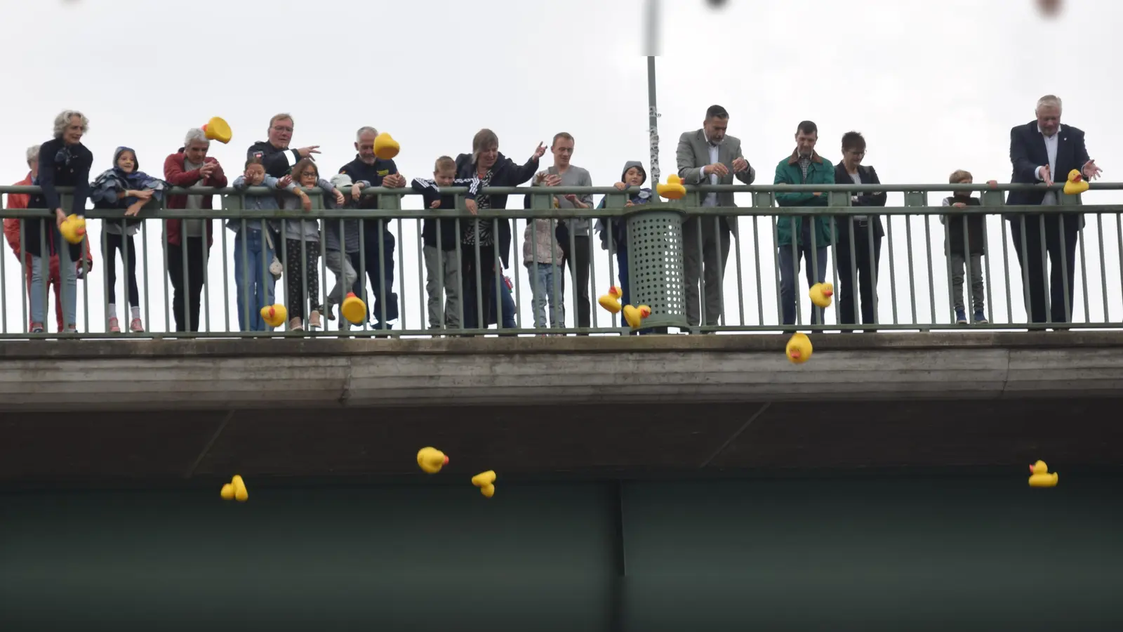 Und abwärts: Beim Klein gegen Groß starteten die Enten „frei von der Hand” statt aus der Baggerschaufel. (Foto: Marc Otto)