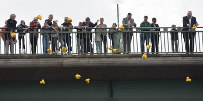 Und abwärts: Beim Klein gegen Groß starteten die Enten „frei von der Hand” statt aus der Baggerschaufel. (Foto: Marc Otto)