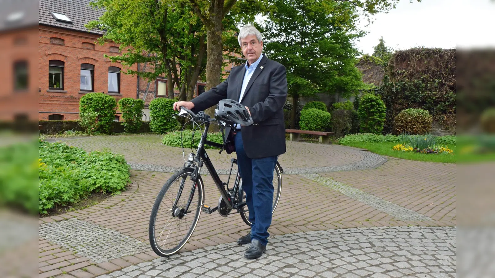 Bürgermeister Hermann Temme wirbt in Brakel für eine Teilnahme am Stadtradeln. (Foto: Stadt Brakel)