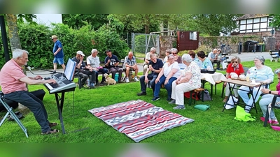 Beim Bürgerpicknick auf den Weserwiesen wurde gesungen und gelacht.  (Foto: Seniorennetz )