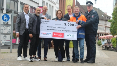 Bei der Spendenübergabe zum Firmenlauf Höxter (v.l.): Jörg Albers (Unternehmenskundenbetreuer Sparkasse Paderborn-Detmold-Höxter), Karsten Gonzaga (Abteilungsleiter Intersport Klingemann), Thomas Pottmeier (Vertriebsleiter AOK NordWest), Verena Loges (Kinderfeuerwehr), Jens Klingemann (Geschäftsführer der Sport- und Modehaus Klingemann GmbH), Leon Warschun (Jugendfeuerwehr) und Jürgen Schmitz (Freiwillige Feuerwehr Höxter). (Foto: AOK/hfr.)