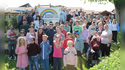 Schüler, Lehrer - und mittendrin das neue Schulschild. (Foto: privat)