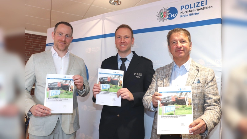 V.l.: Daniel Vogel, Karsten Koutsky und Michael Stickeln präsentieren die Kriminalstatistik 2025. (Foto: Kreispolizeibehörde Höxter)