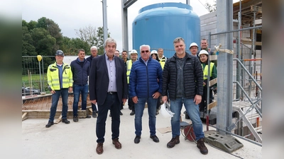 Der erste Behälter hat seinen Platz gefunden. Bürgermeister Hermann Temme (v.l.), der Betriebsausschussvorsitzende Raimund Giefers, Betriebsleiter Christof Münstermann und alle Projektbeteiligten waren vor Ort. (Foto: Stadt Brakel)