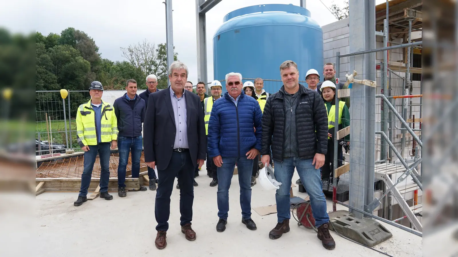 Der erste Behälter hat seinen Platz gefunden. Bürgermeister Hermann Temme (v.l.), der Betriebsausschussvorsitzende Raimund Giefers, Betriebsleiter Christof Münstermann und alle Projektbeteiligten waren vor Ort. (Foto: Stadt Brakel)