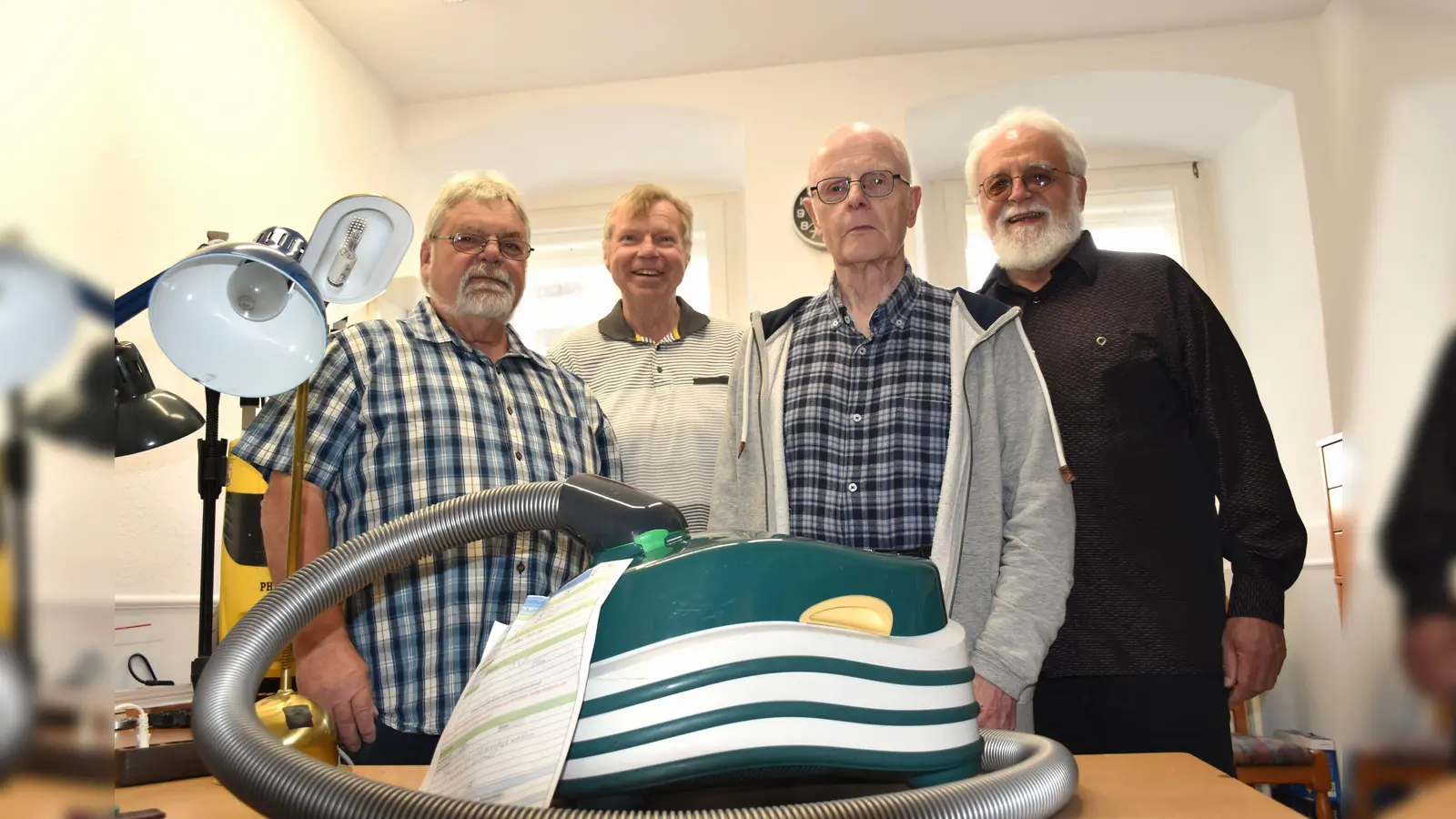 Norbert Müller, Willi Tennie, Herold Shaw und Serge Oldenbourg reparieren ehrenamtlich. (Foto: Barbara Siebrecht)