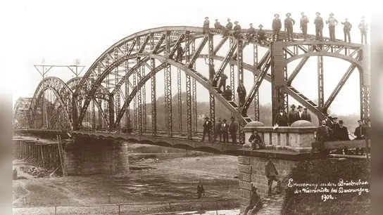 Foto der ersten Weserbrücke Beverungen-Lauenförde aus dem November 1902. (Foto: privat)