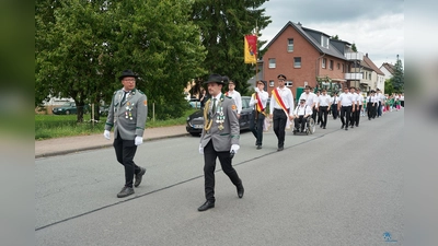 Lauenförde feierte am langen Himmelfahrtswochenende sein Schützenfest. Eines der Highlights dieser Traditionsveranstaltung war der Festumzug, an dem sich neben den Vereinen aus der Wesergemeinde auch zahlreiche befreundete Schützenvereine, Musikzüge und sogar Karnevalsvereine aus der Umgebung beteiligten. (Foto: Stefan Bönning)