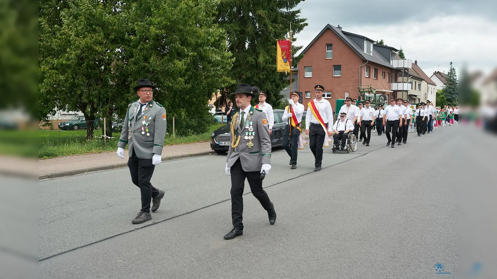 Lauenförde feierte am langen Himmelfahrtswochenende sein Schützenfest. Eines der Highlights dieser Traditionsveranstaltung war der Festumzug, an dem sich neben den Vereinen aus der Wesergemeinde auch zahlreiche befreundete Schützenvereine, Musikzüge und sogar Karnevalsvereine aus der Umgebung beteiligten. (Foto: Stefan Bönning)