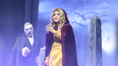Sopranistin Deborah Sasson und Bariton Uwe Kröger im „Phantom der Oper“ auf der Bühne der Beverunger Stadthalle. (Foto: Kulturgemeinschaft)